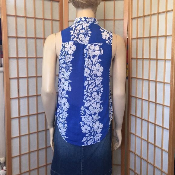 3/$20 Hollister Sleeveless Lightweight Button Down Small - Picture 3 of 8